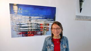 Julia Böbinger vor einem ihrer eher abstrakten Werke im Schwetzinger Hotel „Villa Benz“, wo sie derzeit einige ihrer Fotografien ausstellt werden.