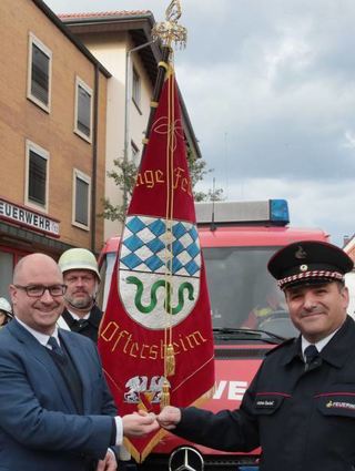 Bürgermeister Jens Geiß nimmt den Schlüssel von Andrea Danieli entgegen.