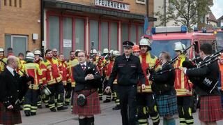 Abschied vom Rathaus – mit Dudelsack-Musik startet der Umzug.