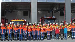 Angekommen. Die Fahrzeuge stehen im neuen Rettungszentrum, davor die stolze Feuerwehr samt Bürgermeister Jens Geiß (2. v. l.).