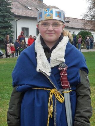 Voilà! Lena als Königin mit Krone, Umhang und Truhe.