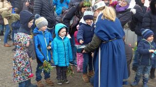 Die Königin sammelt von den Kindern die Gedankensteine ein. Die Truhe bekommt Jesus.