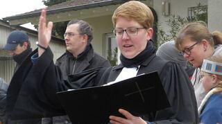 Pfarrerin Dr. Franziska Beetschen spricht den Segen.