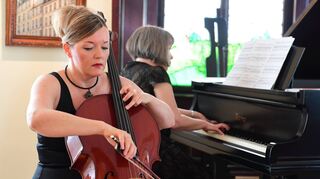 Alexndra Netzold mit dem Violoncello und Brigitte Becker am Klavier begeisterten ihre Zuhörer in der Villa Meixner.