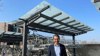Der Landtagsabgeordnete Dr. Andre Baumann vor der neuen Fahrradabstellanlage am Hockenheimer Bahnhof.