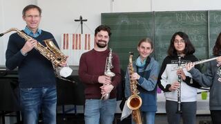 Rudolf Steinhübel (l.) vom Hebel-Gymnasium freut sich über das Interesse der Schüler an den Blasinstrumenten: Carl Krämer (2. v. l.), Anne, Meenal, Nele, Magdalena sowie Alois Willing und Philipp Wolfart von der Musikschule.