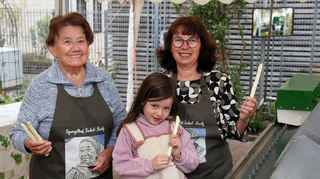 Ilse Fackel- Kretz (v. l.), Urenkelin Mila Becker und Tochter Elfriede Fackel-Kretz-Keller haben bislang nur ein paar Stangen ernten können, sie hoffen jetzt auf anhaltende zweistellige Temperaturen im Boden.