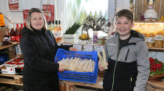Ivana und Leon Helmling aus Plankstadt haben schon eine ganze Menge Spargel geerntet und die Saison auf dem Spanferkelhof eröffnet.