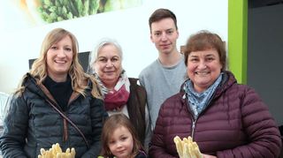 In Hockenheim ist das Angebot schon groß: Anja Großhans (v. l.), Britta Müller-Klausch, Constantin Kern, Ursula Großhans und Luisa freuen sich.