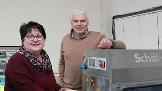 Annette und Ulrich Renkert haben die Spargelschälmaschine schon aufgebaut, viel zu tun hat sie aber bislang nicht – dem Spargel ist es noch zu kalt.