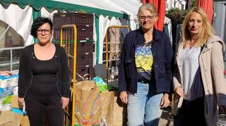 Alexander Schweitzer und Alisse Pljevljak vom Tafelladen „Appel und Ei“ freuen sich über die Spendenlieferung von Herta Rothacher und Rebekka Condic.