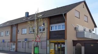 Im alten Postgebäude Am Schrankenbuckel 1 werden vier Wohneinheiten im Erdgeschoss geschaffen. Das Wohn- und Geschäfts-haus wird zudem energetisch saniert. Der Ausschuss für Technik und Umwelt genehmigt den Antrag einstimmig.