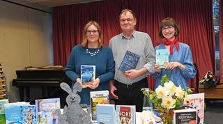 Dr. Christine Beil, Wolfgang Oehrle und Kelly-Marie Voßhardt stellen in der Stadtbibliothek ihre Buchfavoriten für das Osterfest und Osternest aus den Bereichen Roman, Krimi, Kinder- und Sachbuch vor (von links).