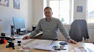 Diakon Michael Barth-Rabbel sitzt am Schreibtisch seines Büros im Dreikönighaus hinter der Kirche St. Pankratius. Am liebsten ist er aber unter den Leuten und im Gespräch über die Sorgen und Nöte der Gläubigen.