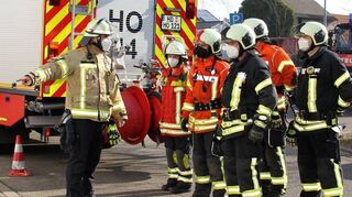 Die Aufgabe eines Gruppenführers der Feuerwehr (l.) ist es, den Truppführern Einsatzbefehle zu geben. In Oftersheim und Altlußheim geht ein entsprechender Ausbildungslehrgang nun zu Ende.