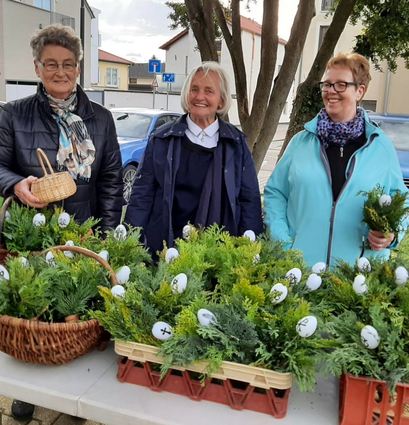 Ursula Jennewein (v. l.), Veronika Pfister und Irene Hitschfell haben die schönen Palmsträuße gegen Spenden für die Menschen in der Ukraine abgegeben.