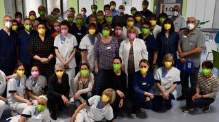 Ostern tragen in der GRN-Klinik in Schwetzingen alle Mitarbeitenden bunte Masken.