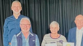 Der Ehrungsbeauftragte des Chorverbandes Kurpfalz Schwetzingen Thomas Widenka (v. l.) ehrt Günther Weidmann und Inge Meisersick für ihre langjährige Mitgliedschaft im Gesangverein Germania. Die Vorstände Armin Wolf und Siggi Pietsch schließen sich den Gratulationen an.