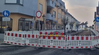 Die Sanierung der Mannheimer Straße – hier in Höhe Max-Planck- und Viktoriastraße – schreitet voran. Während des aktuellen Bauabschnitts sind die Häuser allerdings nur zu Fuß zu erreichen.