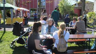 Die Besucher genießen an Ostern das schöne Wetter und lassen sich gerne am CDU-Stand im Steffi-Graf-Park nieder, wo die Kinder an der Ostereiersuchaktion teilnehmen. Während die Gewerbetreibenden mit kleinen Aktionen ebenfalls für Osterstimmung sorgen, muss die Veranstaltung der SPD auf der Gänsweid krankheitsbedingt ausfallen.