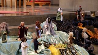 Puppen stellen am Gründonnerstag das letzte Abendmahl in der Kirche dar.