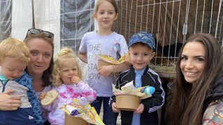 Sind erfolgreich bei der Suche (v. l.): Nick (3), Katharina Dörndorfer, Mia (2), Lina (9), Ben (3) und Anjelika Fabian aus Ketsch.