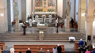 Lichtdurchflutet zeigt sich der weite Kirchenraum samt Altar von St. Sebastian beim Ostergottesdienst, der trotz einiger Pandemievorgaben wieder nahezu regulär gefeiert werden kann.