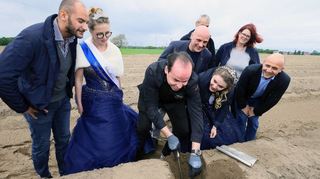 2019 holt Sternekoch Tristan Brandt (M.) symbolisch den Spargel aus dem Boden. Dr. Danyal Bayaz – mittlerweile Finanzminister Baden-Württembergs, Spargelprinzessin Anna I., Daniel Born – mittlerweile Vizepräsident des Landtags, Heinrich Schuhmacher, Spargelkönigin Janine I., Manuela Schuhmacher und Oberbürgermeister Dr. René Pöltl verfolgen das Geschehen.