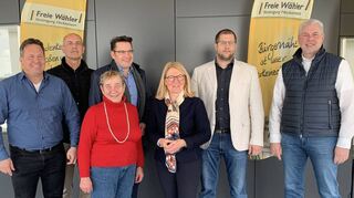 Besichtigen die Einrichtungen am Hockenheimring: die Freien Wähler Jens Gredel (v. l.) , Michael Sauter, Elisabeth Schröder, Stefan Weisbrod, Gabi Horn, Florian Altenberger und Jochen Vetter, hier im Baden-Württemberg- Center.