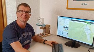 TSV-Vorstandsmitglied Markus Lauff überträgt die Fünf- und Zehn-Kilometer-Strecke für den „HardtRun“-Volkslauf am 15. Mai, die von Triathlet Dirk Oswald abgelaufen wurden, auf den Computer.