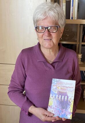 Brigitte Kemptner mit dem Buch „Heiter bis frühlingsfeucht“, in dem gerade eine ihrer Kurzgeschichten veröffentlicht wurde.