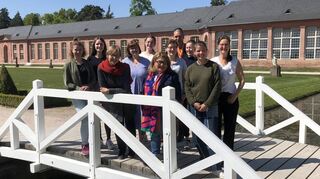 Das Festspielbüro ist zurück in der Orangerie des Schwetzinger Schlosses. Die Künstlerische Leiterin Heike Hoffmann (3. v. l.) hat ihr 14-köpfiges Team jetzt vor Ort im Einsatz. Es gibt viel zu organisieren, damit nächste Woche die 70. Auflage der SWR Festspiele starten können.
