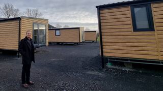Zurück in Sinzig: Bürgermeister Andreas Geron zeigt die zweite Tiny-House-Siedlung im Stadtteil Bad Bodendorf, die für Opfer der Fluthilfe geschaffen wurde.