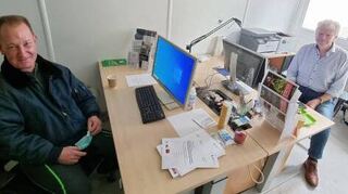Michael Groß und Markus Schnapka helfen Flutopfern bei Anträgen.
