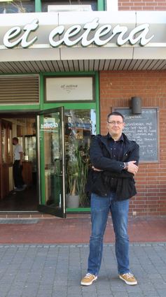Frank Bohrmann vom Café „et cetera“ sieht sich mit Preissteigerungen in allen Bereichen konfrontiert, die er teilweise weiterreichen muss.