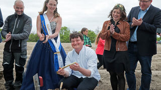 Das "weiße Gold Schwetzingens": Sternekoch Benjamin Peifer beim Spargelanstich mit Gastgeber Andreas Spilger (v. l.), der Schwetzinger Spargelkönigin Anna I., Wachenheims Weinprinzessin Svenja I. und Wachenheims Bürgermeister Torsten Bechtel.