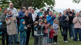 Viele große und kleine Gäste sind zum Spargelanstich gekommen.