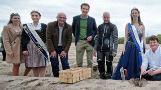 Geballte Prominenz auf dem Acker beim Spargelhof Spilger: Katharina Jaillet (Deidesheimer Weinprinzessin v. l.), Annalena I. (Spargelkönigin Schrobenhausen), OB Dr. René Pöltl, Olav Gutting, Andreas Spilger, Anna I. (Schwetzinger Spargelkönigin), Sternekoch Benjamin Peifer, Svenja I. (Wachenheimer Weinprinzessin), sowie die Bürgermeister Torsten Bechtel (Wachenheim), Manfred Dörr (Deidesheim) und Harald Reisner (Schrobenhausen).