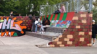Bei der Graffiti-Aktion wird die Halfpipe im Mauer-Design gestaltet – zwischenzeitlich helfen bis zu 16 Jugendliche mit.
