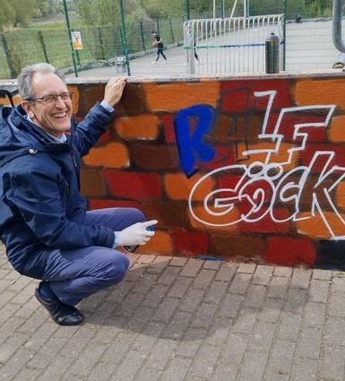 Bürgermeister Dr. Ralf Göck geht doch glatt als Sprayer durch.