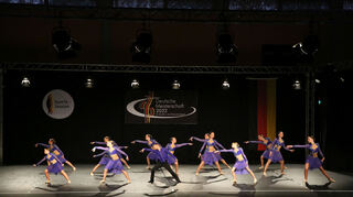 Die Deutsche Meisterschaft im Schautanz Freestyle der Jugend geht an die Formation Estrellas der Gastgeber.