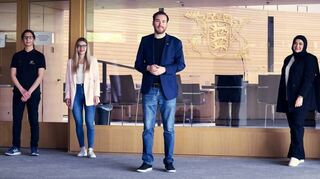 Philipp Kramberg (v. l.), Ali Düger, Ronja Dörflinger, Israa Salameh, Tom Münkel und Benno Lerch lassen sich vom CDU-Abgeord-neten Andreas Sturm (Mitte) durch das Gebäude des Stuttgarter Landtags führen.
