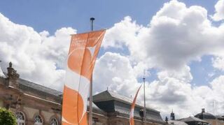 Die Flaggen für die SWR Festspiele sind bereits aufgezogen.