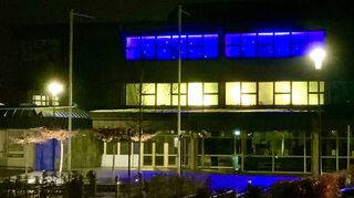 Solidaritätsbekundung: Das Schulgebäude des Gauß-Gymnasiums ist in den ukrainischen Farben beleuchtet.