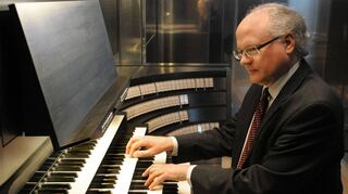Der Zweite Domorganist Christoph Keggenhoff spielt zur Eröffnung der Konzertreihe an der Hauptorgel des Speyerer Doms.