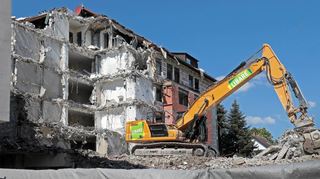 Der Abrissbagger „thront“ auf einer Rampe von Steinen und Metall: So kommt das schwere Gerät leichter bis an die Dachkanten. Der Fortschritt der Arbeiten ist allabendlich erkennbar.
