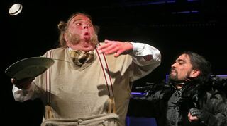 Schritt für Schritt zur Freundschaft: Obwohl sie sich noch nicht richtig ausstehen können, rettet die schlaue Krähe (Daniele Veterale) den grimmigen Bären (Max Rohland) natürlich vor dem Ersticken.