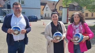 Bürgermeister Nils Drescher (v. l.) dankt Laura Thür und Carmen Knauer vom Landfrauenverein für die großzügigen Spenden an die Geflüchteten aus der Ukraine.