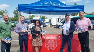 Stefan Stadler von Appack (v. l.), der künftige Digitalisierungsbeauftragte Tobias Werner, CDU-Gemeinderätin Jutta Schuster, Bürgermeister Nils Drescher und Dr. Stephan Verclas von der Plankstadter Liste zeigen die neue App.