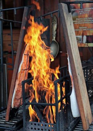 Fisch mal anders: Flammlachs nach finnischer Art gart am offenen Feuer.